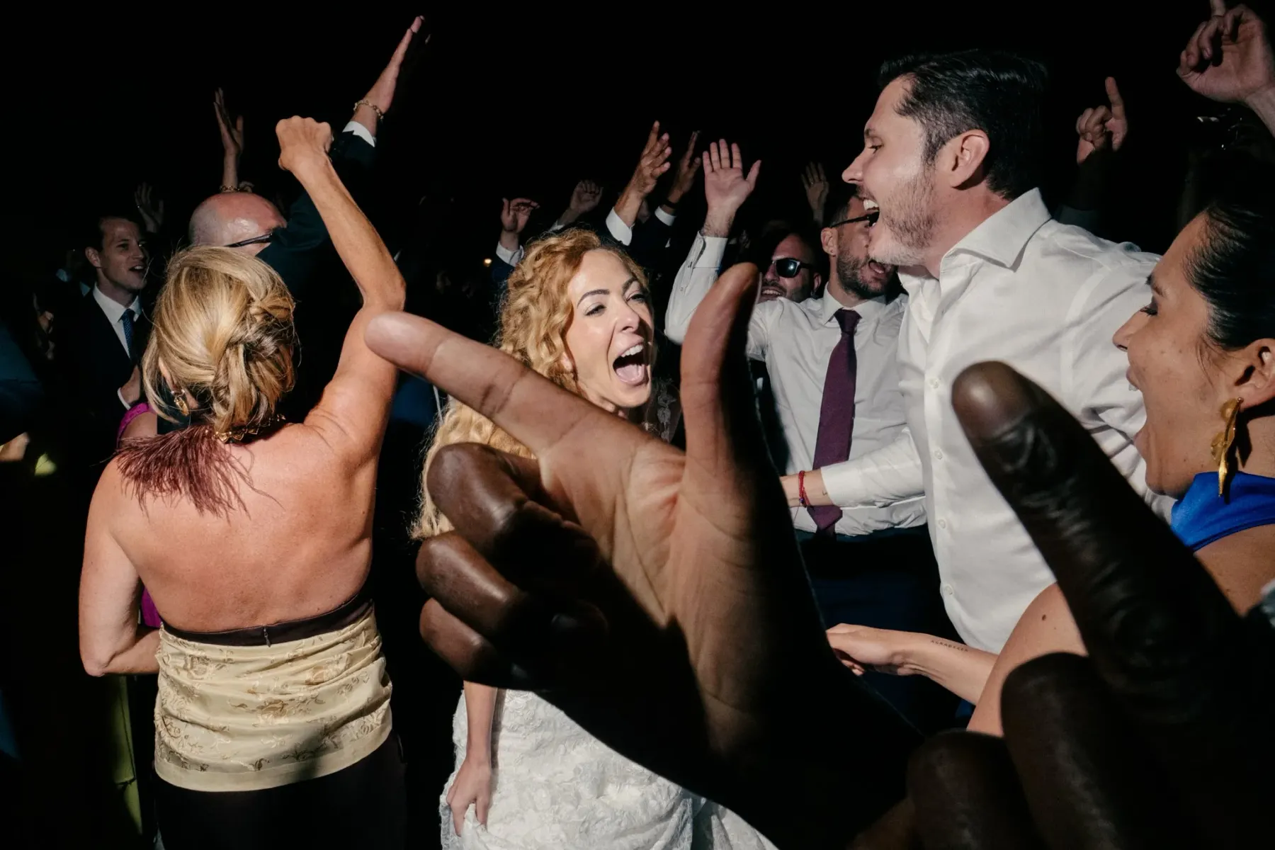Dancing Crowds, documentary wedding photography by Edoardo Morina, 2 of 7