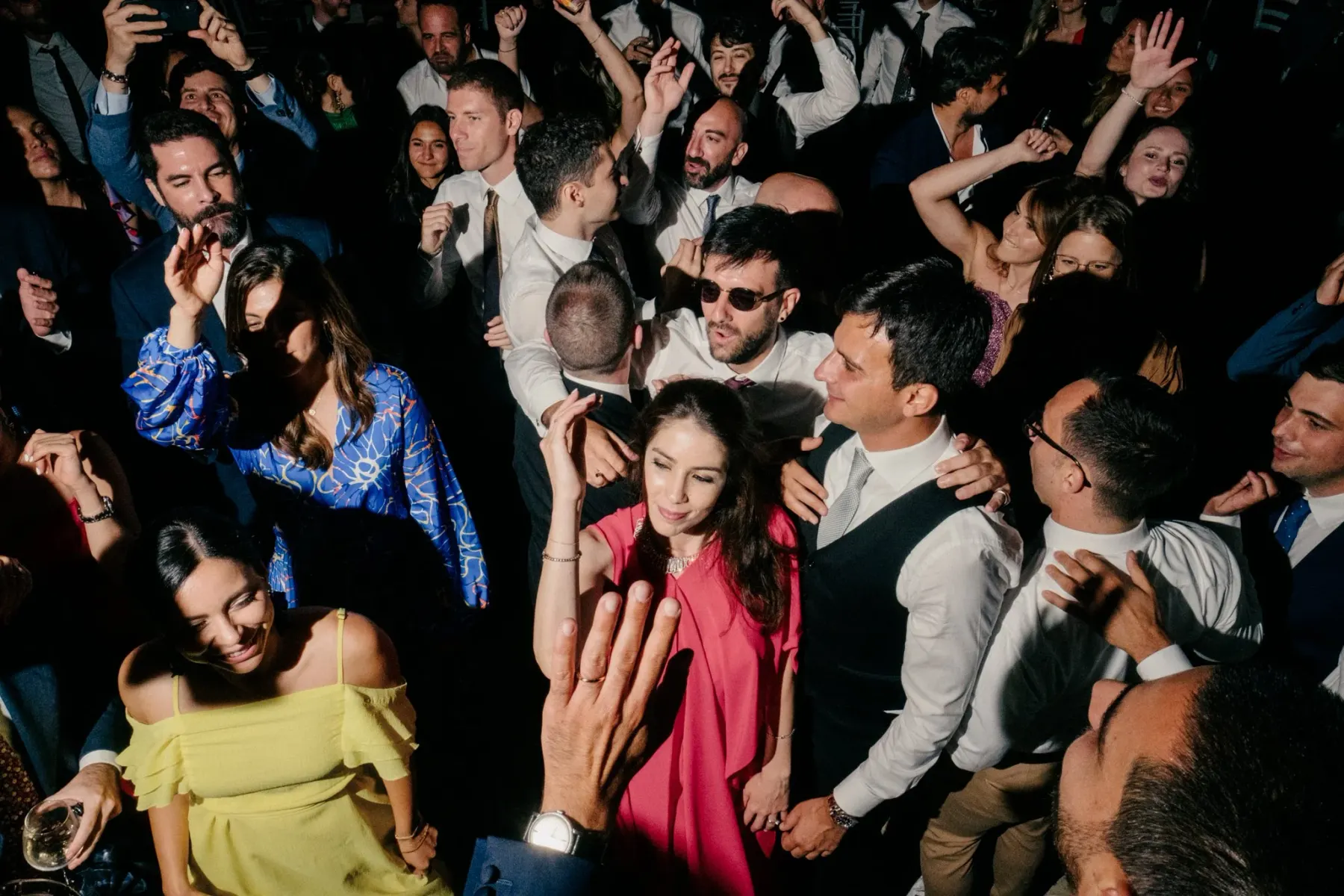 Dancing Crowds, documentary wedding photography by Edoardo Morina, 6 of 7