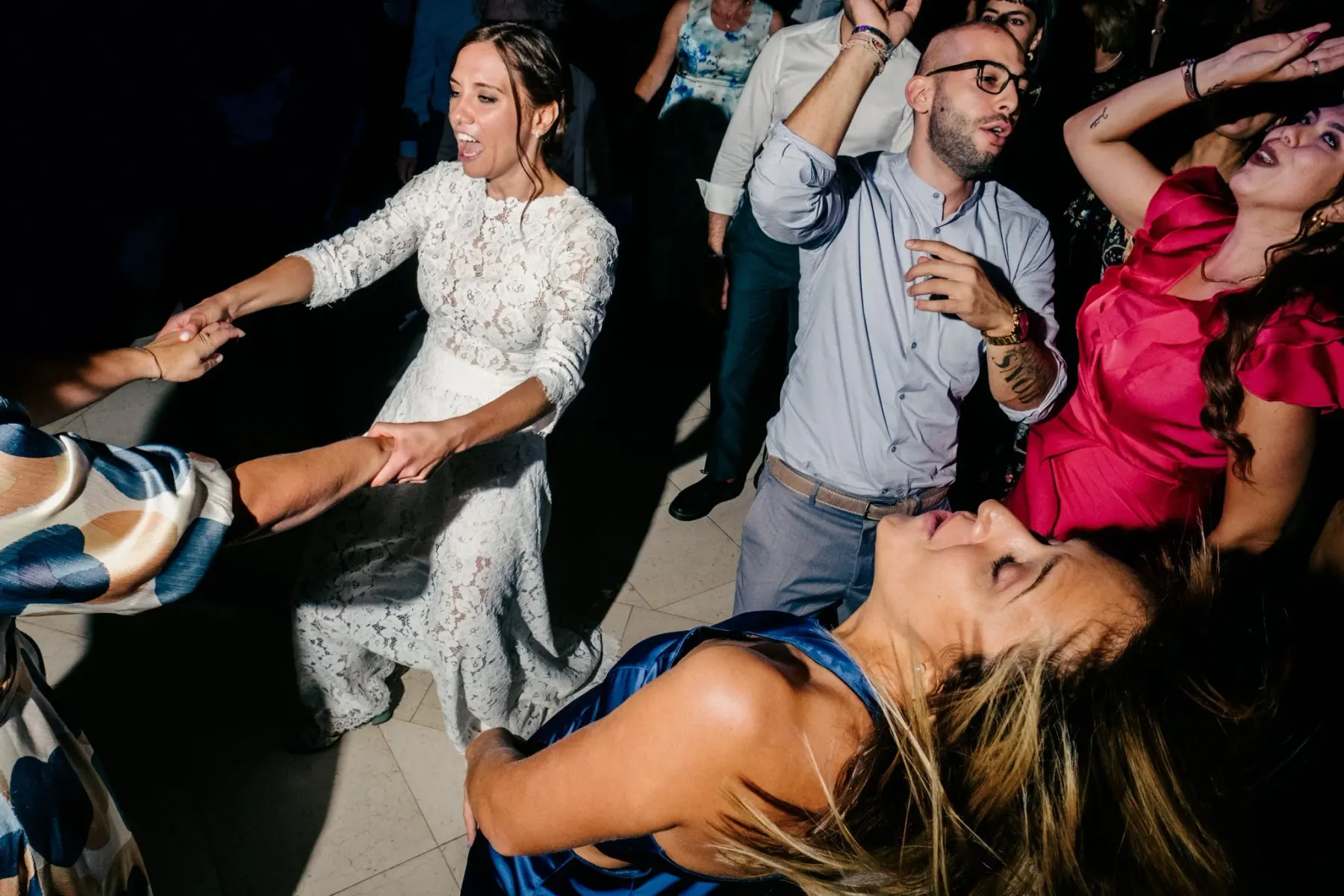 Dancing Crowds, documentary wedding photography by Edoardo Morina, 7 of 7